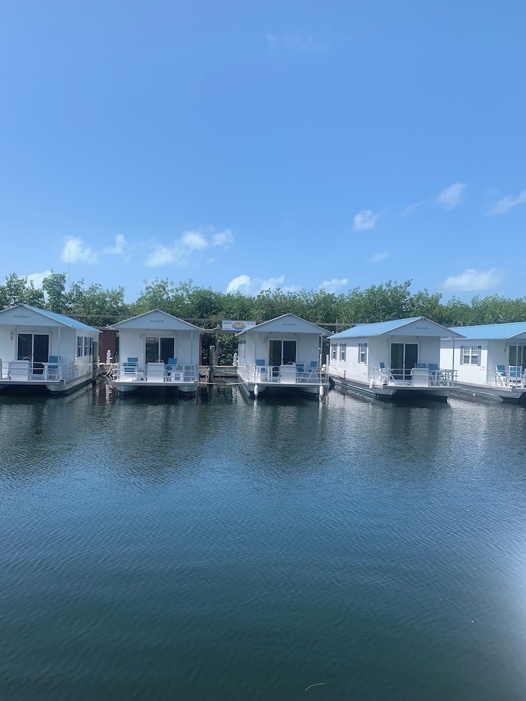 Aqua Lodges at Hurricane Hole Marina - photo 37