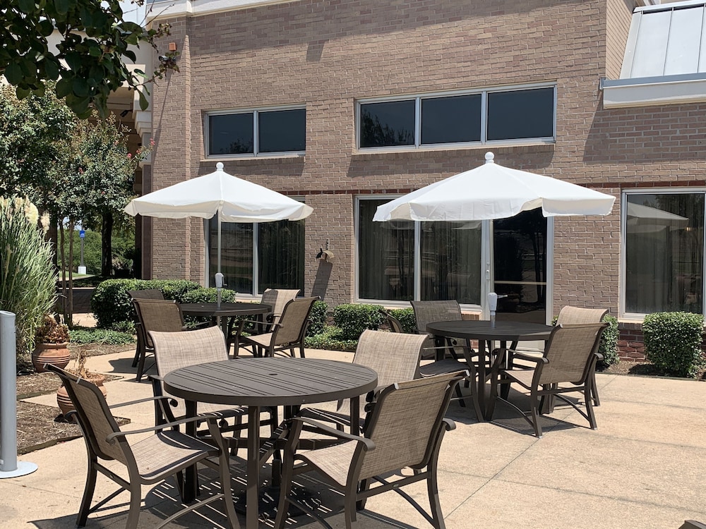 Hampton Inn & Suites N. Ft. Worth Alliance Airport - photo 2