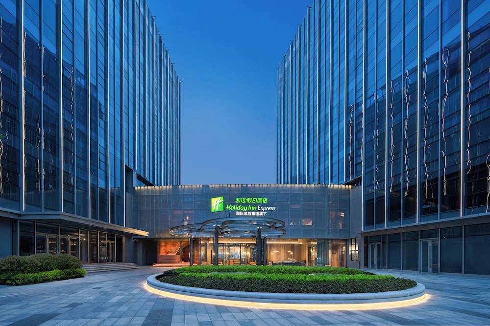 Holiday Inn Express Suzhou North Station by IHG — 4-Star Luxury Hotel in Suzhou, People's Republic of China