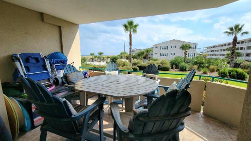 DeSoto Beach Club 107 by Tybee Beach Vacation Rentals — 4-Star Luxury Hotel in Tybee Island, United States