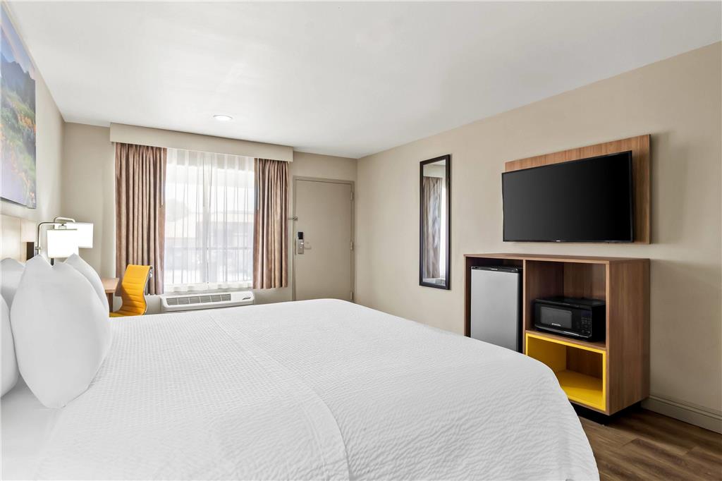 Days Inn by Wyndham Fontana Rialto - photo 32