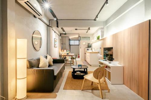Rare Bangkok Townhouse Perfect for Groups 8 mins to Train