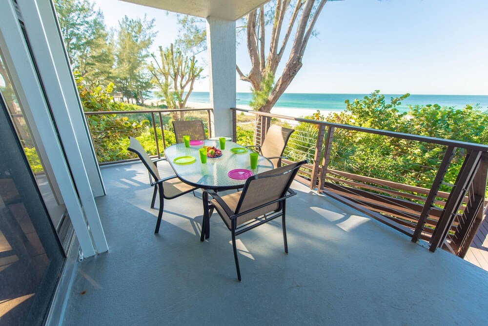 Coastal Sunset of Sunset Cove in Holmes Beach, United States