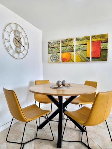 Modern High Rise 2 2 Apartment with City View. — 4-Star Luxury Hotel in Sabaneta, Colombia