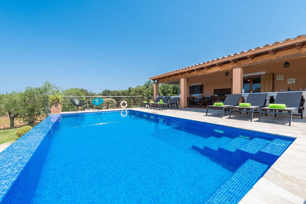Can Roca - carbon neutral hotel in Costitx