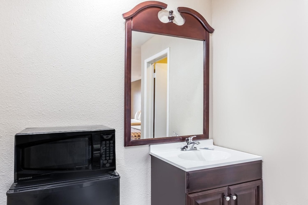 Deluxe Inn Denton - photo 11