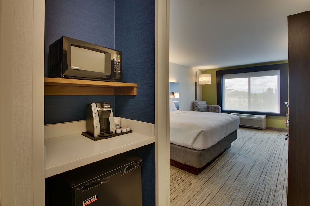 Holiday Inn Express & Suites Morris by IHG - photo 8