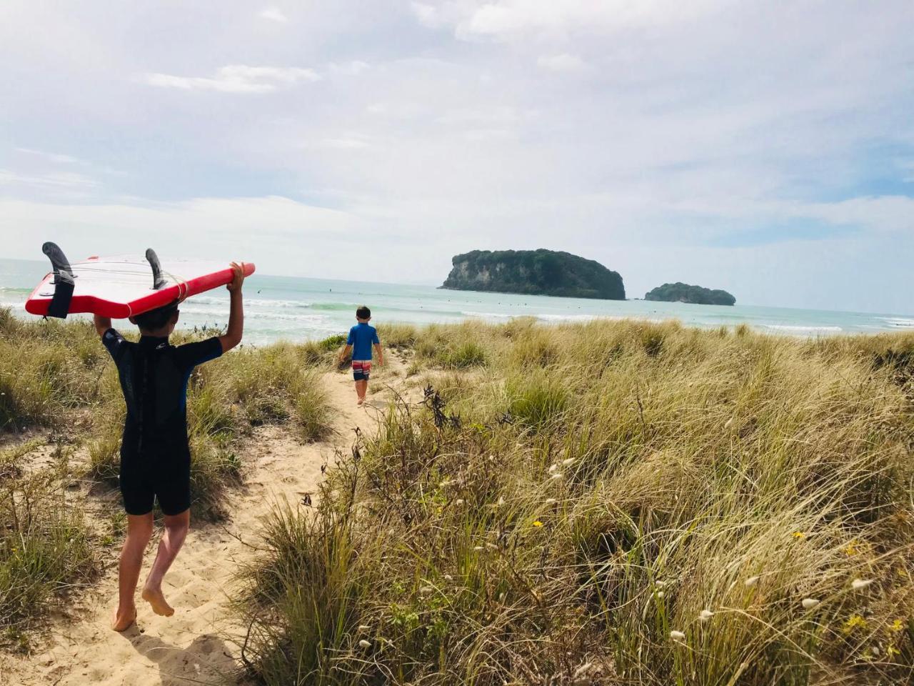 Whanga Bar Surf Views Whangamata Holiday Home — 4-Star Luxury Hotel in Whangamata, New Zealand