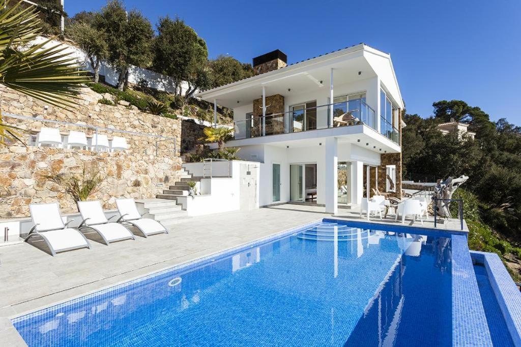 Villa Pacifica — 4-Star Luxury Hotel in Santa Cristina D'aro, Spain