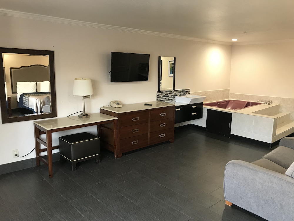 Economy Inn Lax - photo 14
