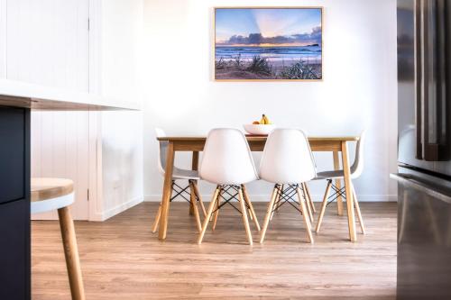Modern Pet friendly Mudjimba Townhouse — 4-Star Luxury Hotel in Mudjimba, Australia