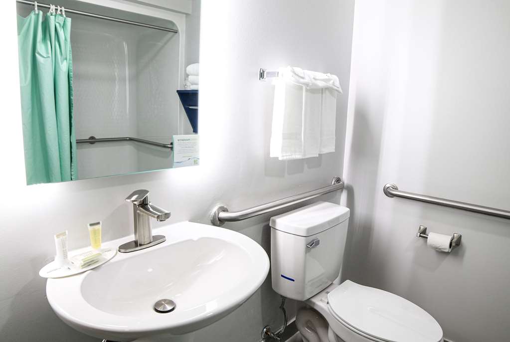 Microtel Inn & Suites by Wyndham Charlotte Northlake - photo 33