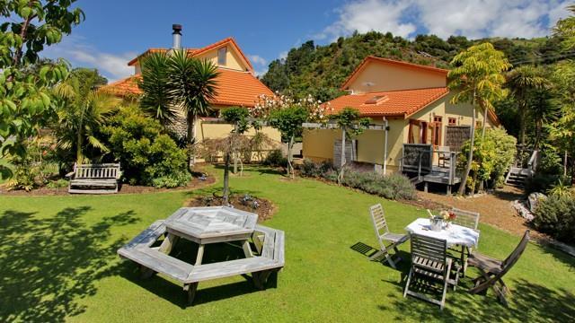 Mussel Bed Cottage and Boutique Bed & Breakfast accommodation Cooks Beach — 4-Star Luxury Hotel in Whitianga, New Zealand