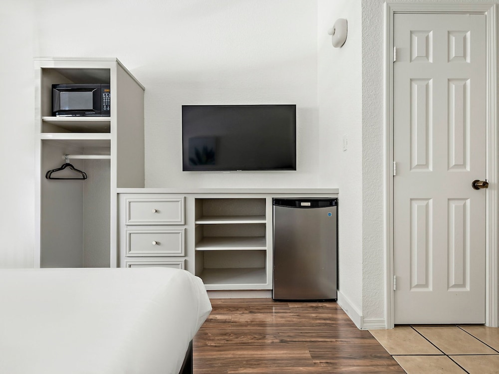 The Claire Hotel - photo 39