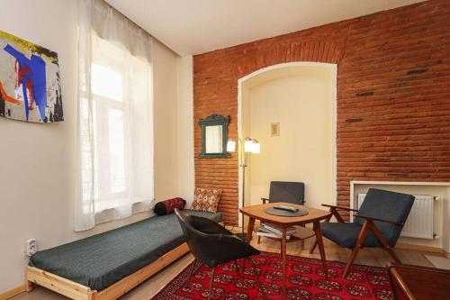Vintage 2BR Apartment Managed By Wehost