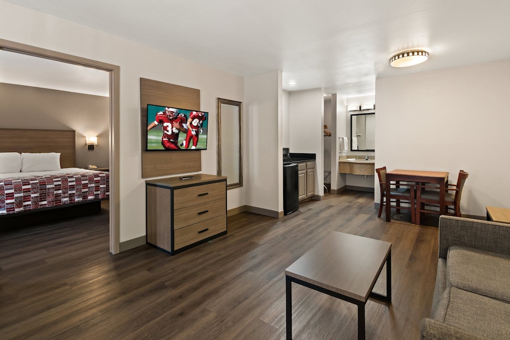 Red Roof Inn & Suites Irving DFW Airport South - photo 22