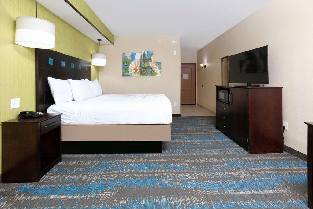 La Quinta Inn & Suites by Wyndham Dallas Grand Prairie South - photo 40
