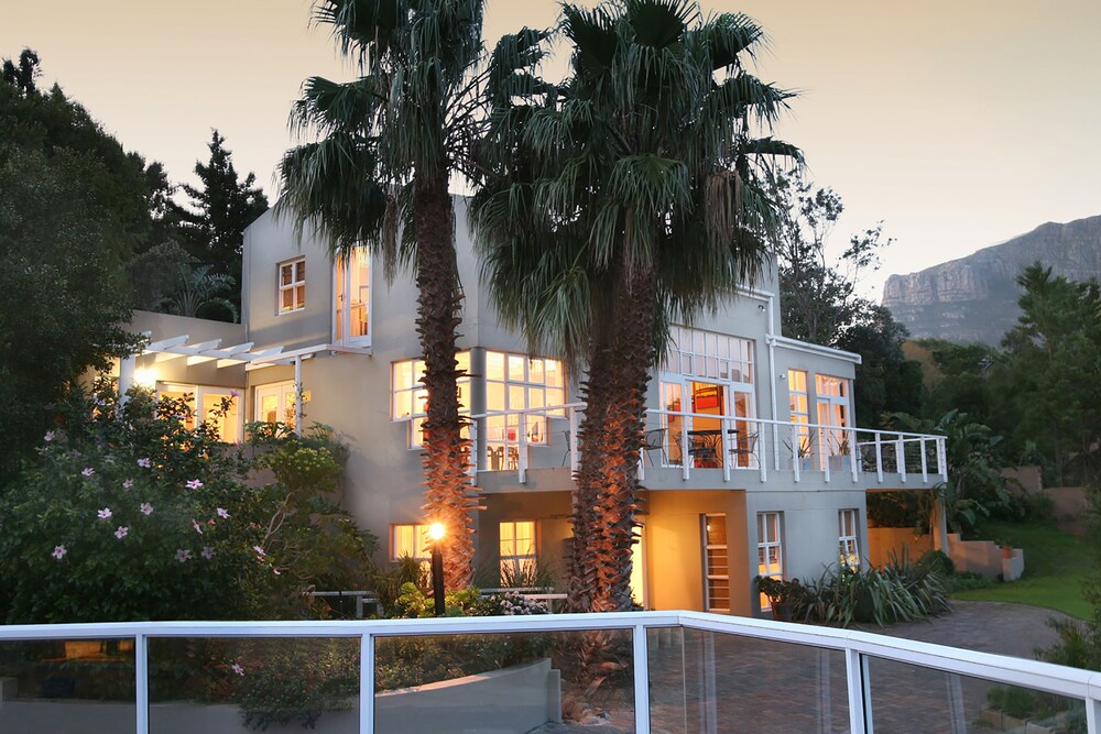 Art Gallery Guest House Thandekayo — 4-Star Luxury Hotel in Cape Town, South Africa