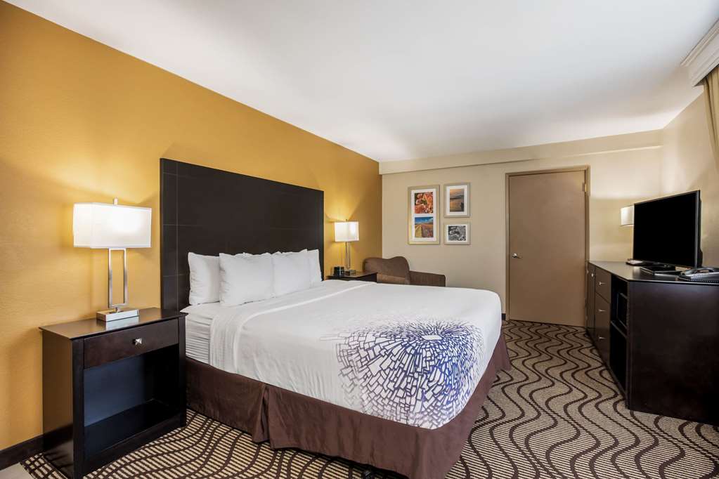 La Quinta Inn & Suites by Wyndham Carlsbad Legoland Area - photo 17