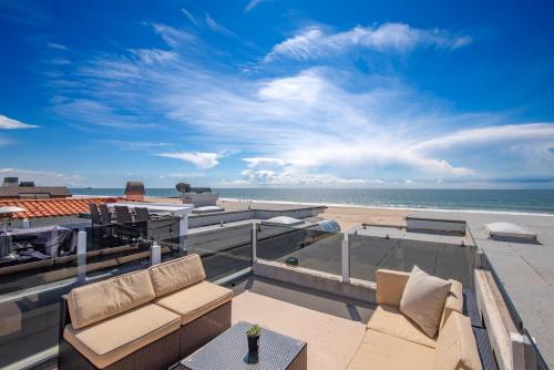 2 Story Oceanfront Patio and Ocean Views on 59th St in Newport Beach, United States