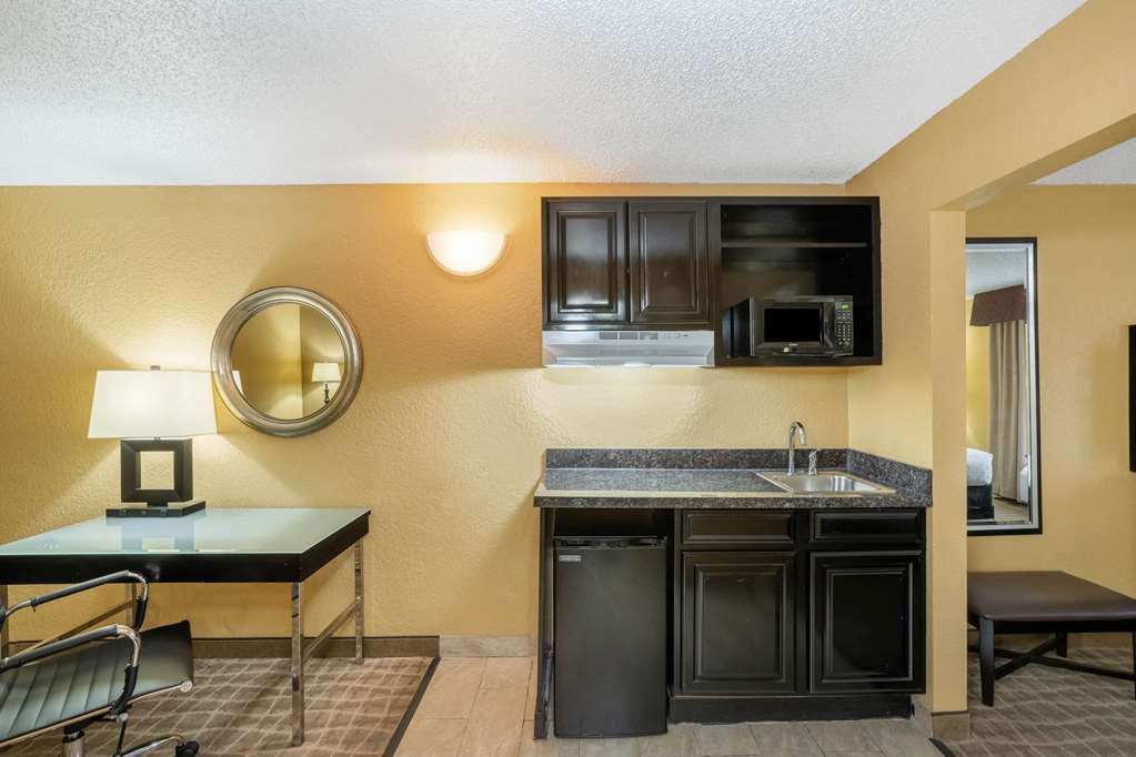 La Quinta Inn & Suites by Wyndham Hot Springs - photo 39