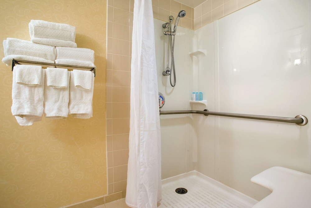 Hilton East Brunswick Hotel & Executive Meeting Center - photo 17