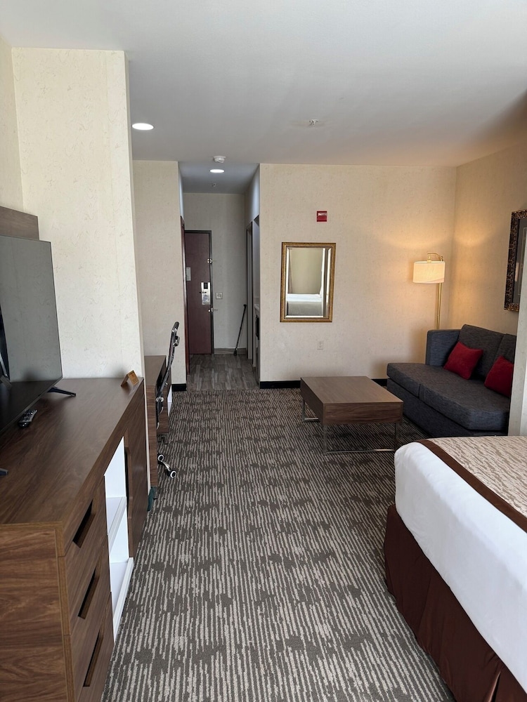 Evergreen Inn and Suites - photo 14