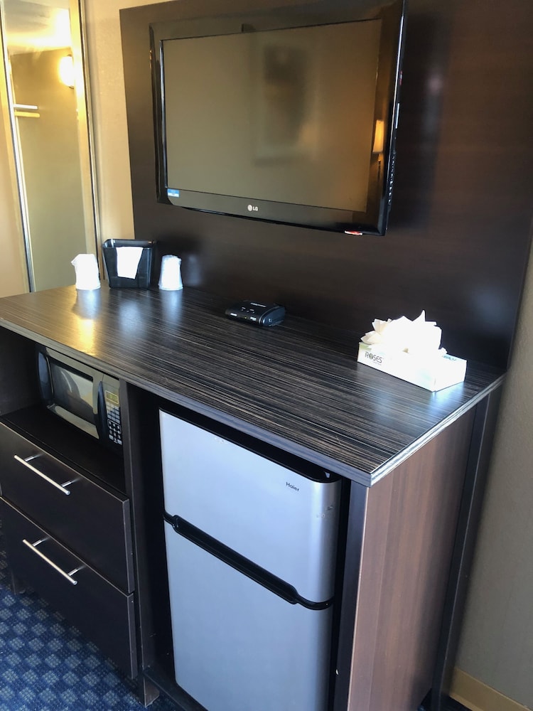 Howard Johnson by Wyndham Odessa TX - photo 32