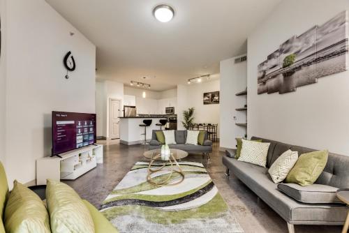 Tasteful 2BR I Pool I Gym I Parking I Workspace — 4-Star Luxury Hotel in Dallas, United States