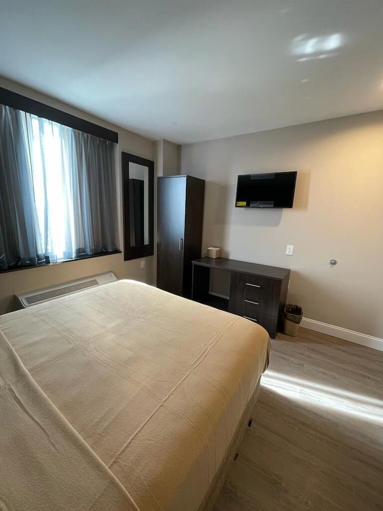 Royal Hotel Bronx - photo 12