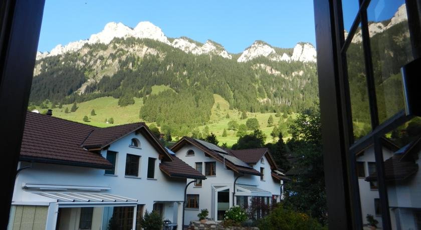 Apartmenthaus Kreuzbuche — hotel in Fluehli