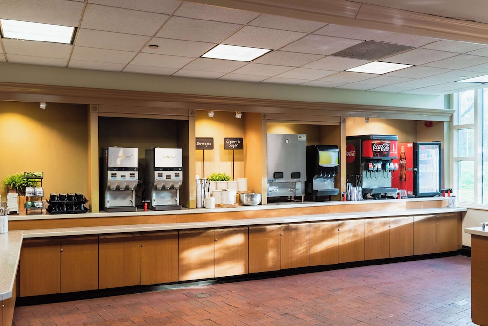 Embassy Suites by Hilton Parsippany - photo 32