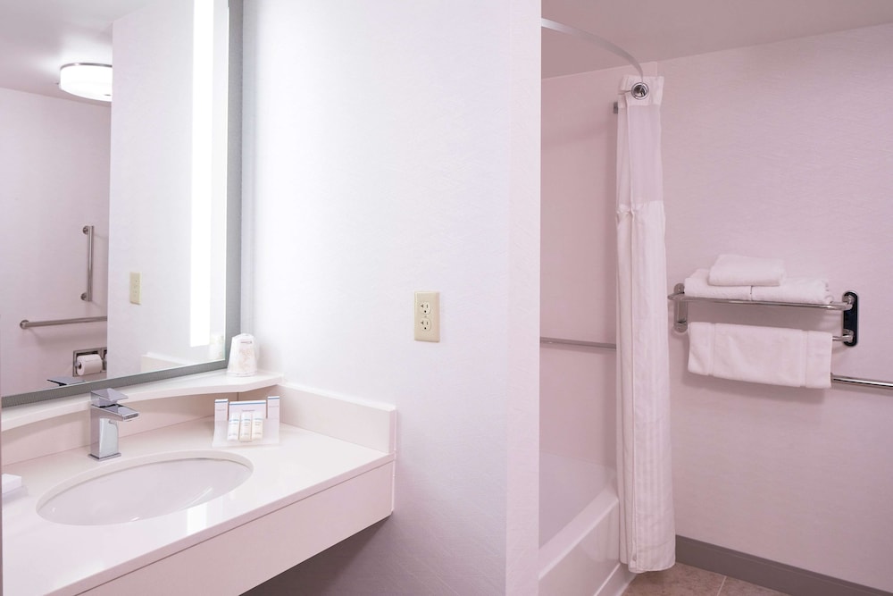 Hilton Garden Inn Evansville - photo 30
