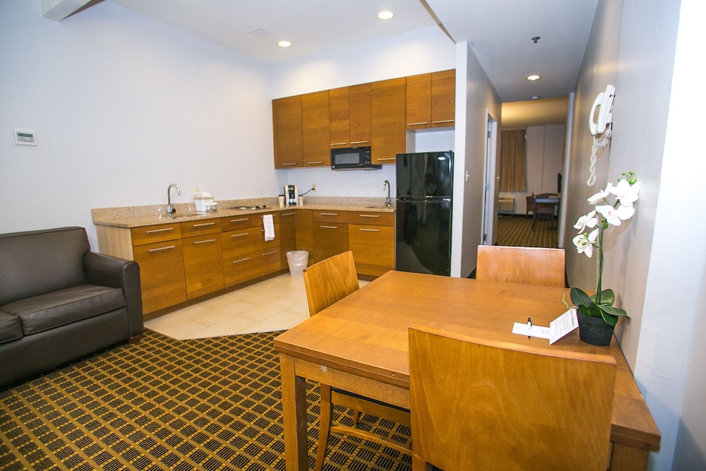 Pointe Plaza Hotel - photo 17