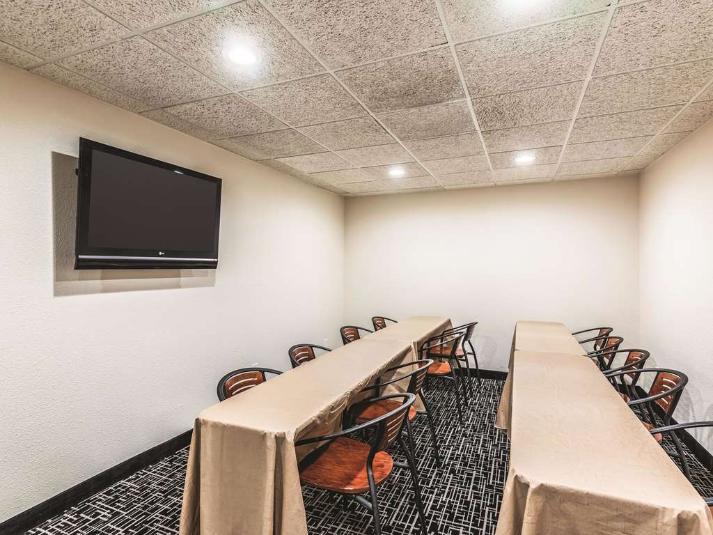 La Quinta Inn & Suites by Wyndham Colorado Springs North - photo 30