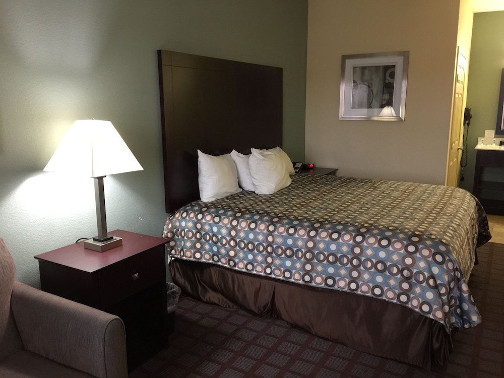 Pearsall Inn & Suites - photo 6