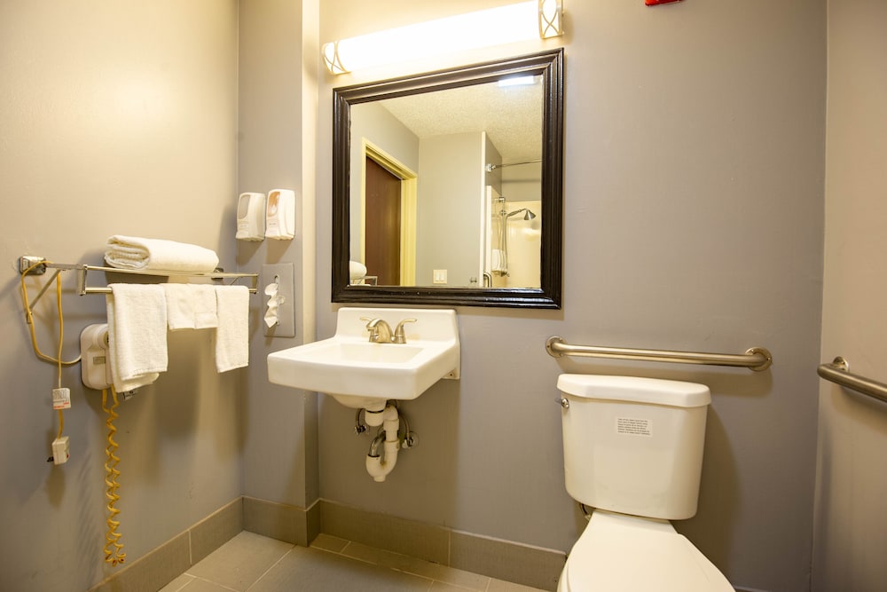 Quality Inn & Suites Woodstock near Lake Geneva - photo 12