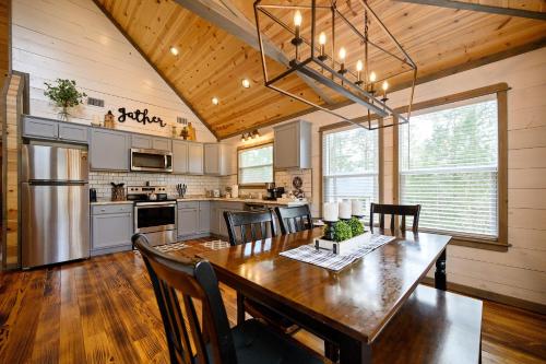 Convenient Romantic Hot Tub BBQ 3 night special — 4-Star Luxury Hotel in Broken Bow, United States