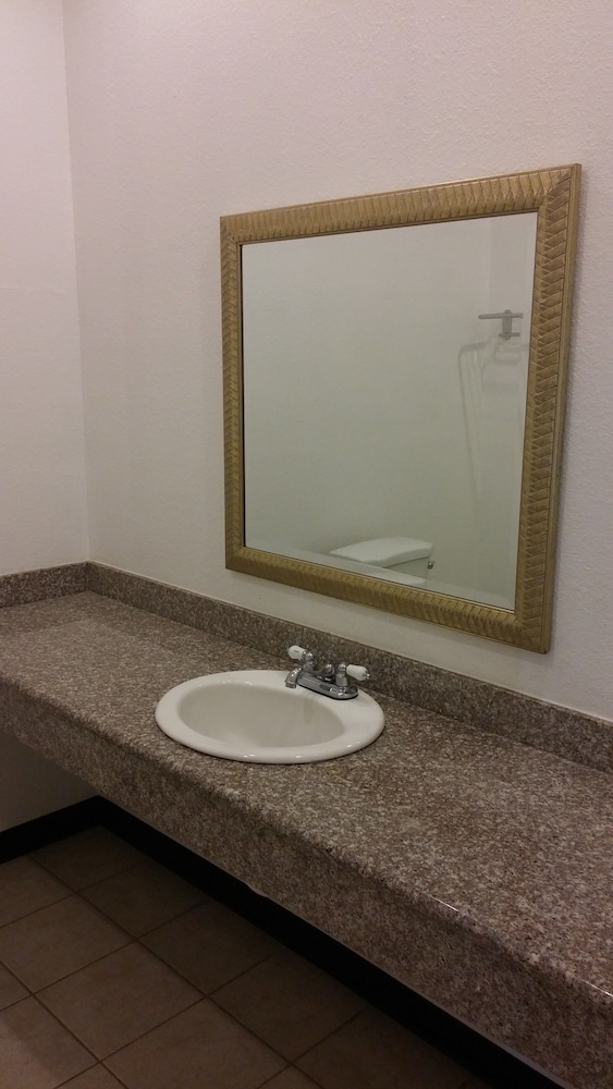 Country Regency Inn & Suites - photo 42
