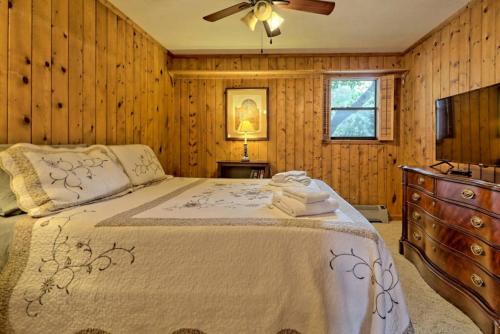 Bills Bungalow on Lake Burton with Top Dock and Patio — 4-Star Luxury Hotel in Clayton, United States