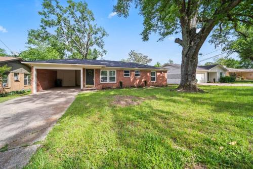 Midtown Modern Cottage — 4-Star Luxury Hotel in Tyler, United States