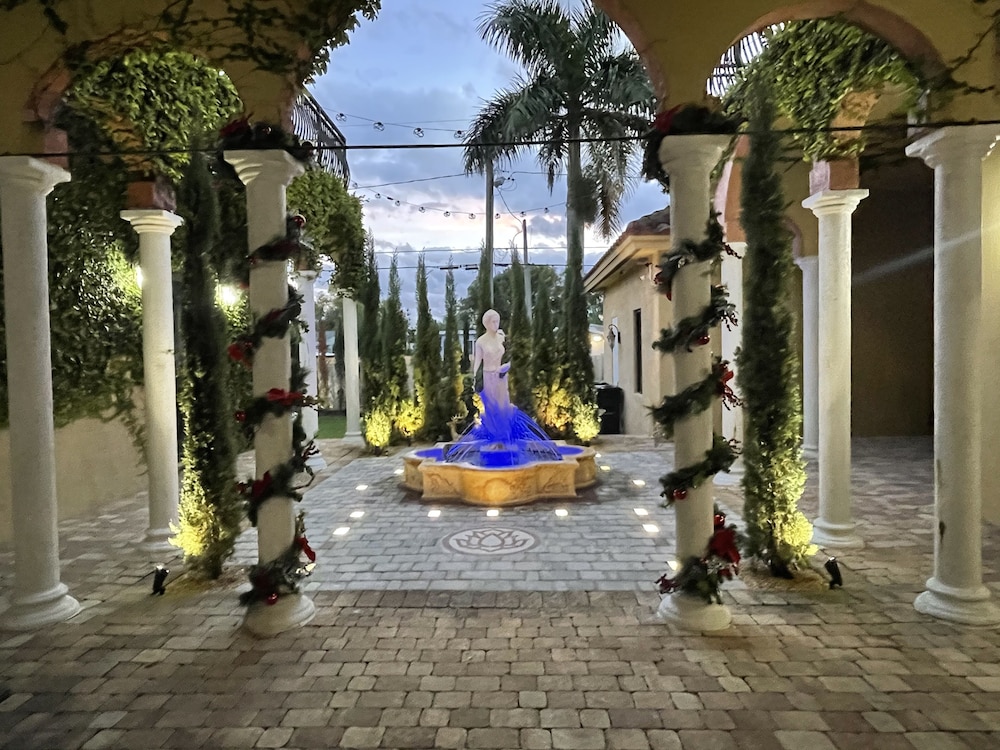 VIP Accommodations — 5-Star Luxury Hotel in Hollywood, United States