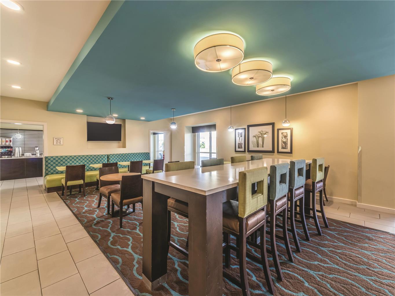 La Quinta Inn & Suites by Wyndham Collinsville St. Louis - photo 25
