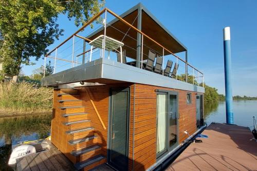 Riverboat Rhein Main Ferienloft in Wiesbaden, Germany