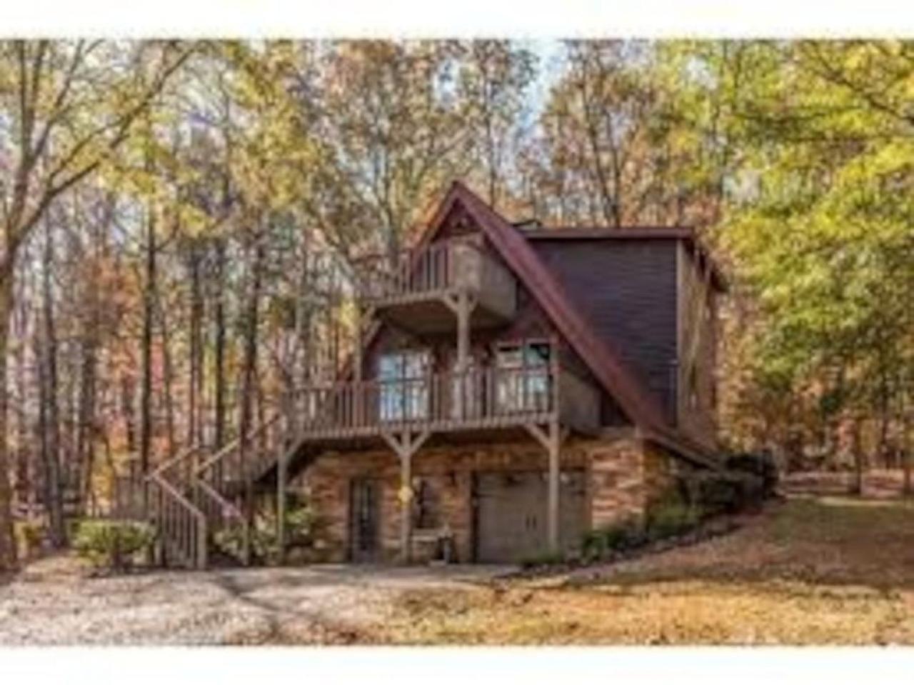 Farmhouse in a Peaceful Paradise with Huge Hot tub — 4-Star Luxury Hotel in Gainesville, United States