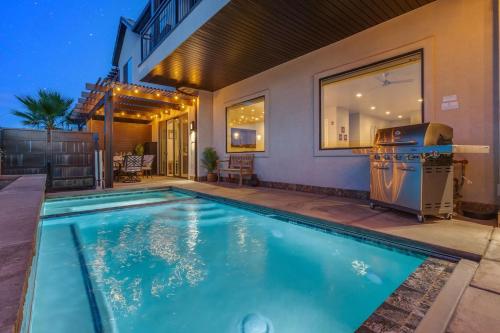 Ocotillo Springs 32 l Sleeps 33 6 Bedrooms with Private Pool and Hot Tub — 4-Star Luxury Hotel in Santa Clara, United States
