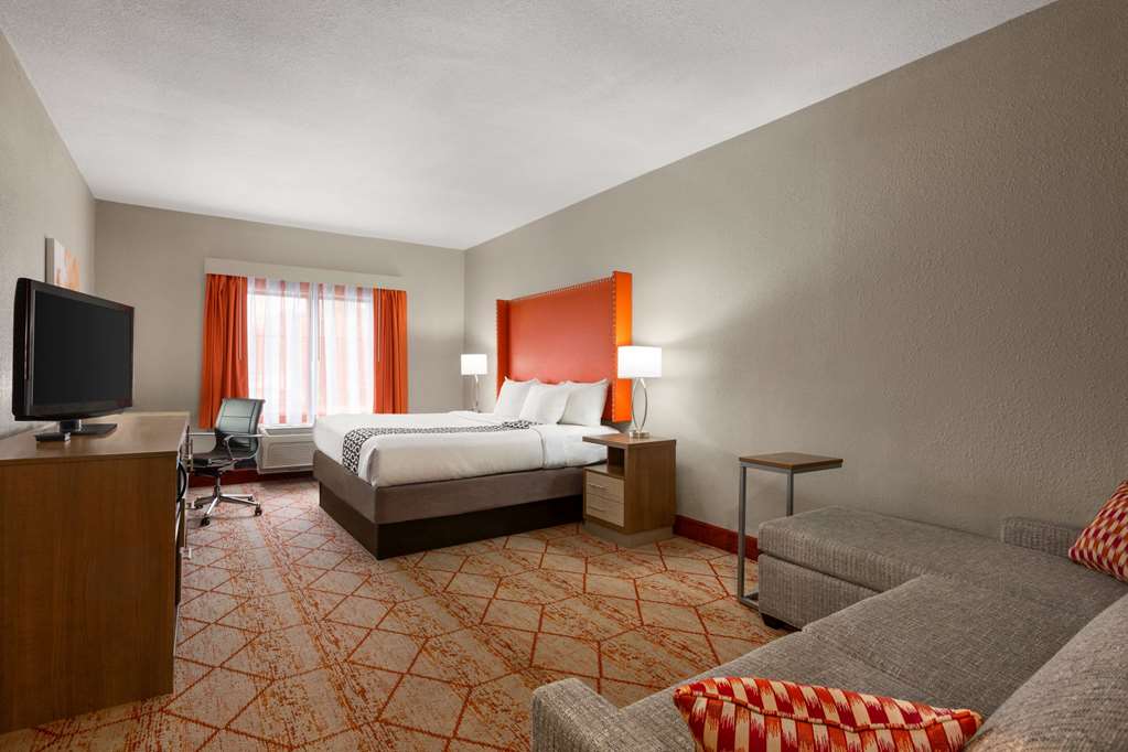 La Quinta Inn & Suites by Wyndham Lackawanna - photo 15
