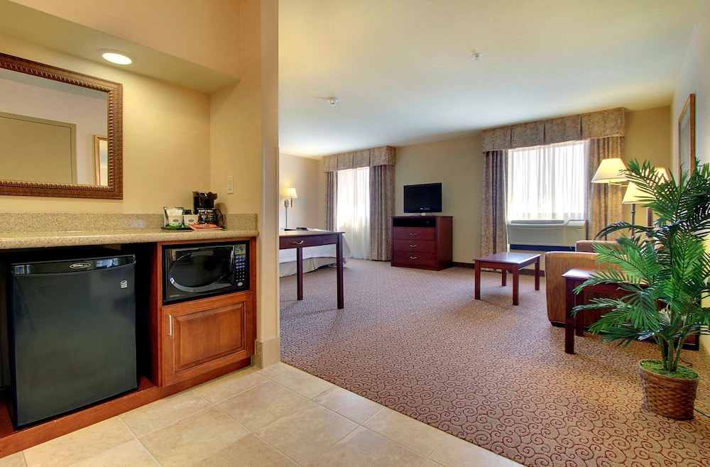 Hampton Inn & Suites West Bend - photo 11