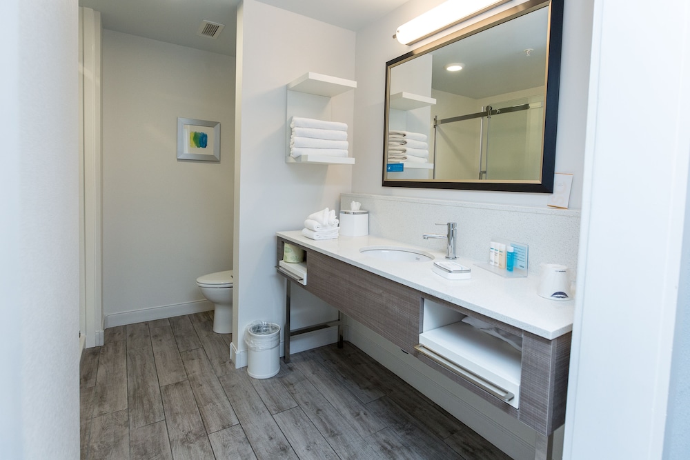 Hampton Inn & Suites Syracuse North Airport Area - photo 42