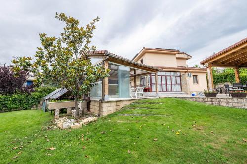 Alojamiento Fonda Zwei Taler Dos Valles — 4-Star Luxury Hotel in Bustarviejo, Spain